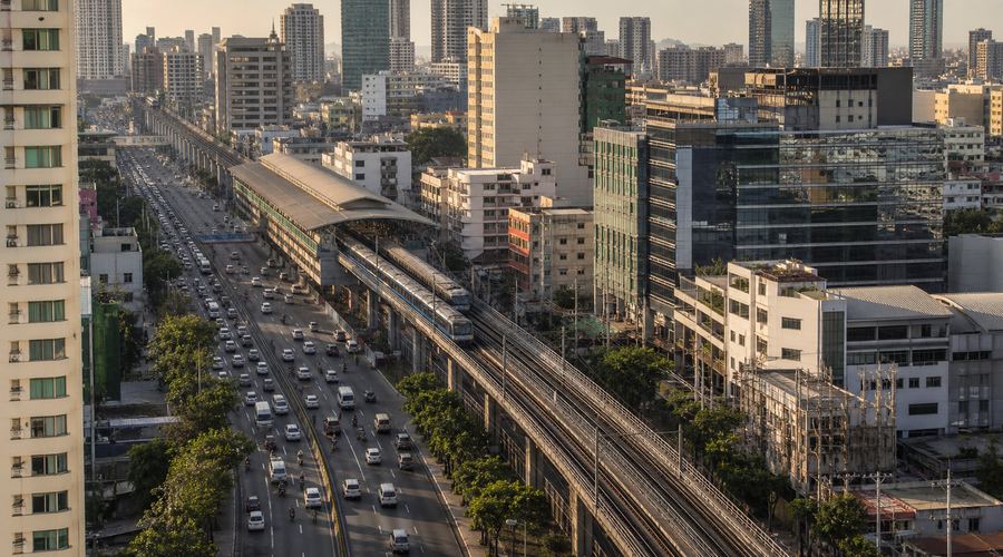 An elevated railway running alongside a busy multi-lane avenue through Mandaluyong